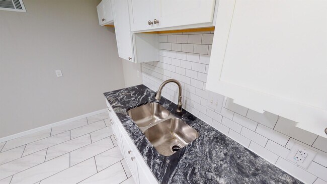 Building Photo - 6010 E 18th St