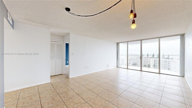 Building Photo - 18011 Biscayne Blvd