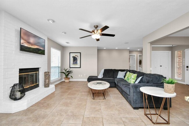 Building Photo - 13322 Hilltop Cir