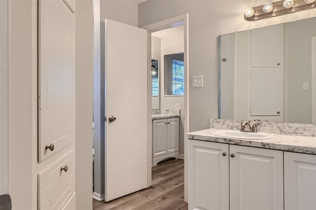 Building Photo - ? Modern 3-Bedroom Bedford Home with Spacious Layout ?