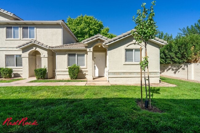 Building Photo - Pet Friendly! 3 Bedroom Single-Level Condo in St. George!