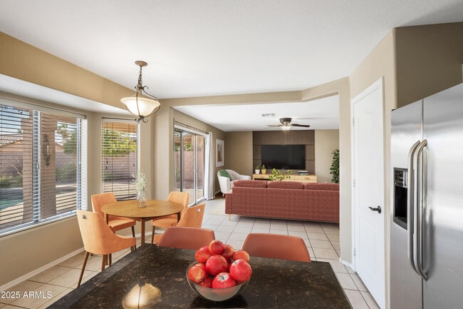 Building Photo - 9643 E Sheena Dr