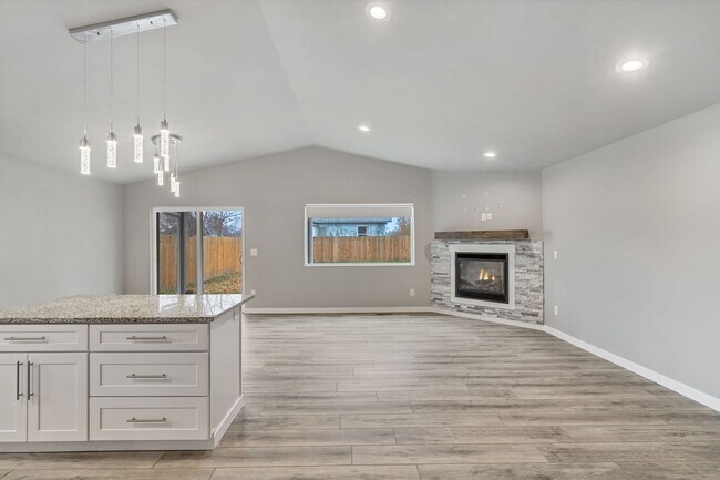 Building Photo - Gorgeous Three Bedroom/Two Bathroom