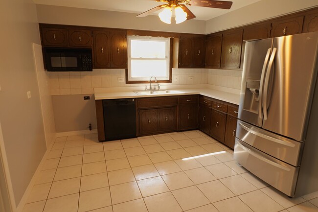 Building Photo - 5013 W 119th St