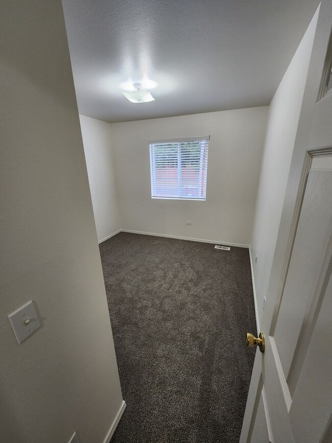 Building Photo - Spacious 3-Bed Duplex Retreat in Tacoma: 1...