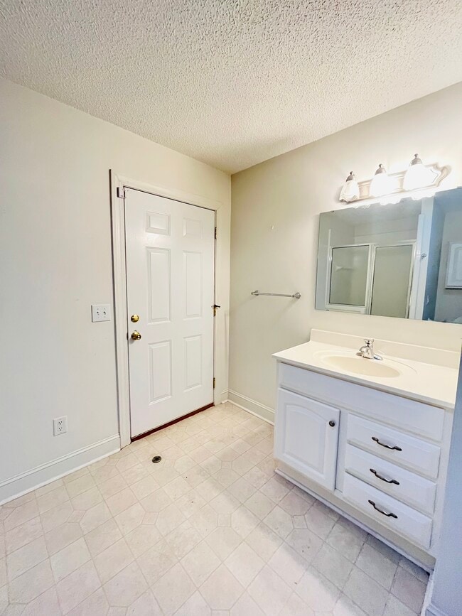 Building Photo - 2619 Crockett Dr