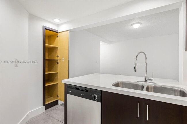 Building Photo - 9407 Fontainebleau Blvd