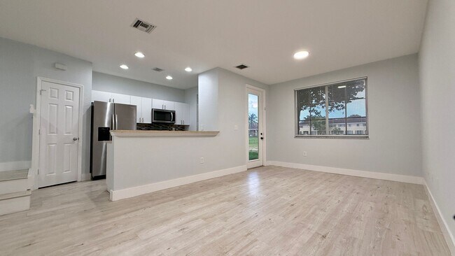 Building Photo - Spacious 3/3 Townhouse with Lake View – Sa...