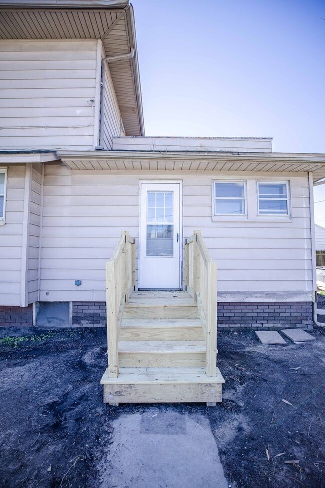 Building Photo - Spacious and Beautidul Four Bedroom Home!