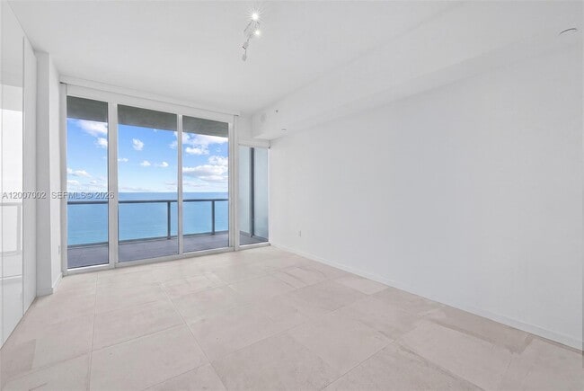 Building Photo - 100 South Pointe Dr