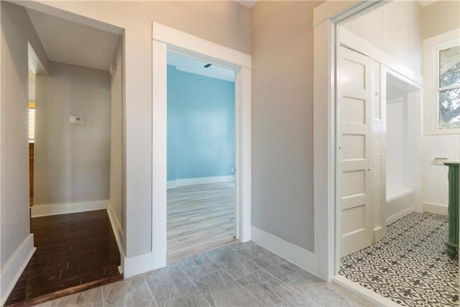 Building Photo - 14 BEDROOM 7 BATH HOUSE