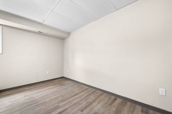 Building Photo - 6 Bedroom Home for Rent