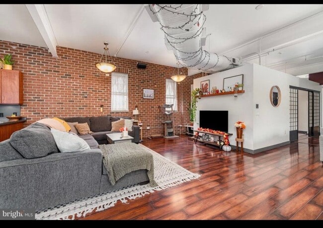 Building Photo - 18 E Sunbury St