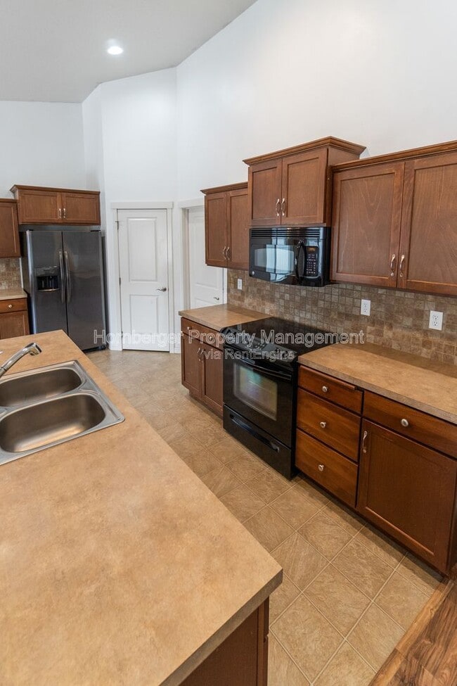 Building Photo - 1807 E Vanetta Ave