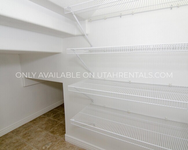 Building Photo - 1054 W 70 N