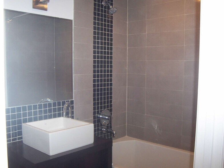 Building Photo - 42 Scholes St