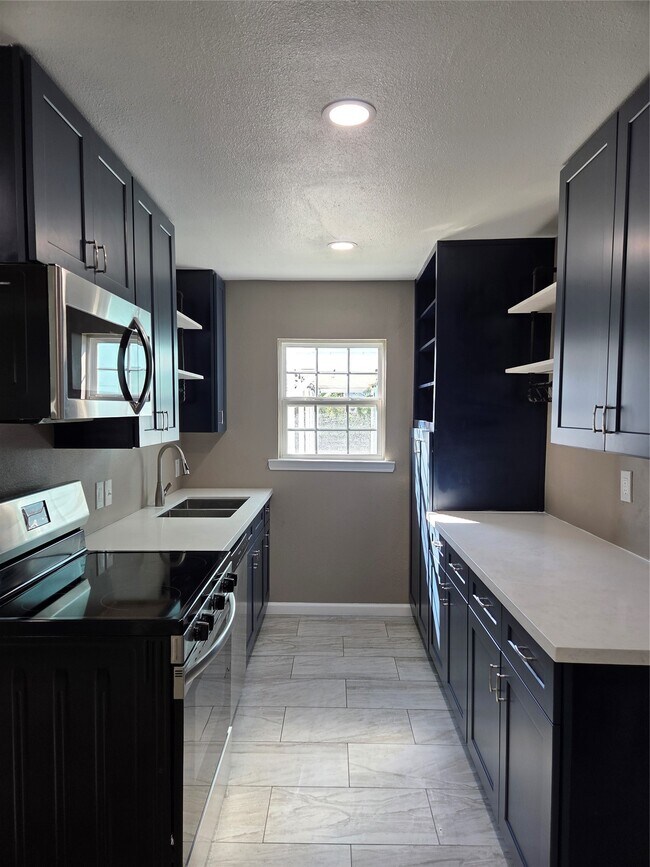 Building Photo - 619 13th St