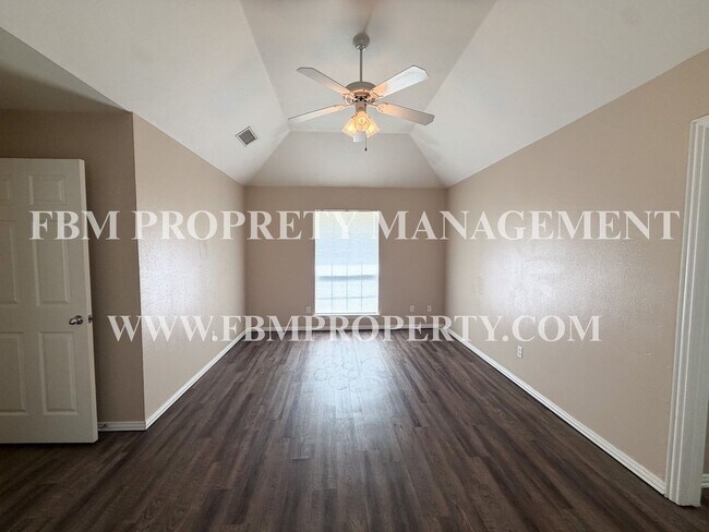 Building Photo - 19 Country Club Pl