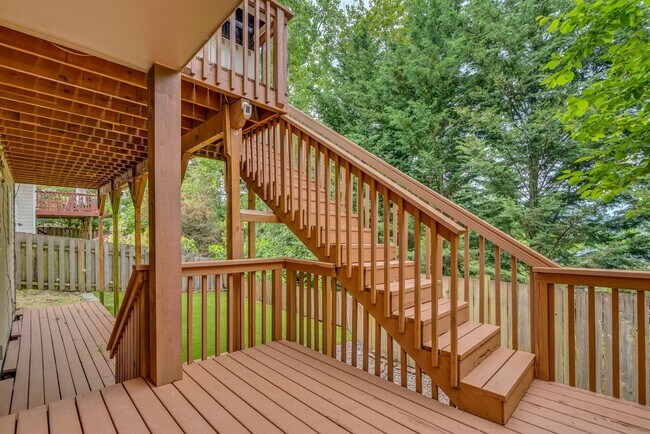 Building Photo - Stunning, spacious 4-bdrm/4-bath in Tigard. Fireplace, massive decks, next to nature