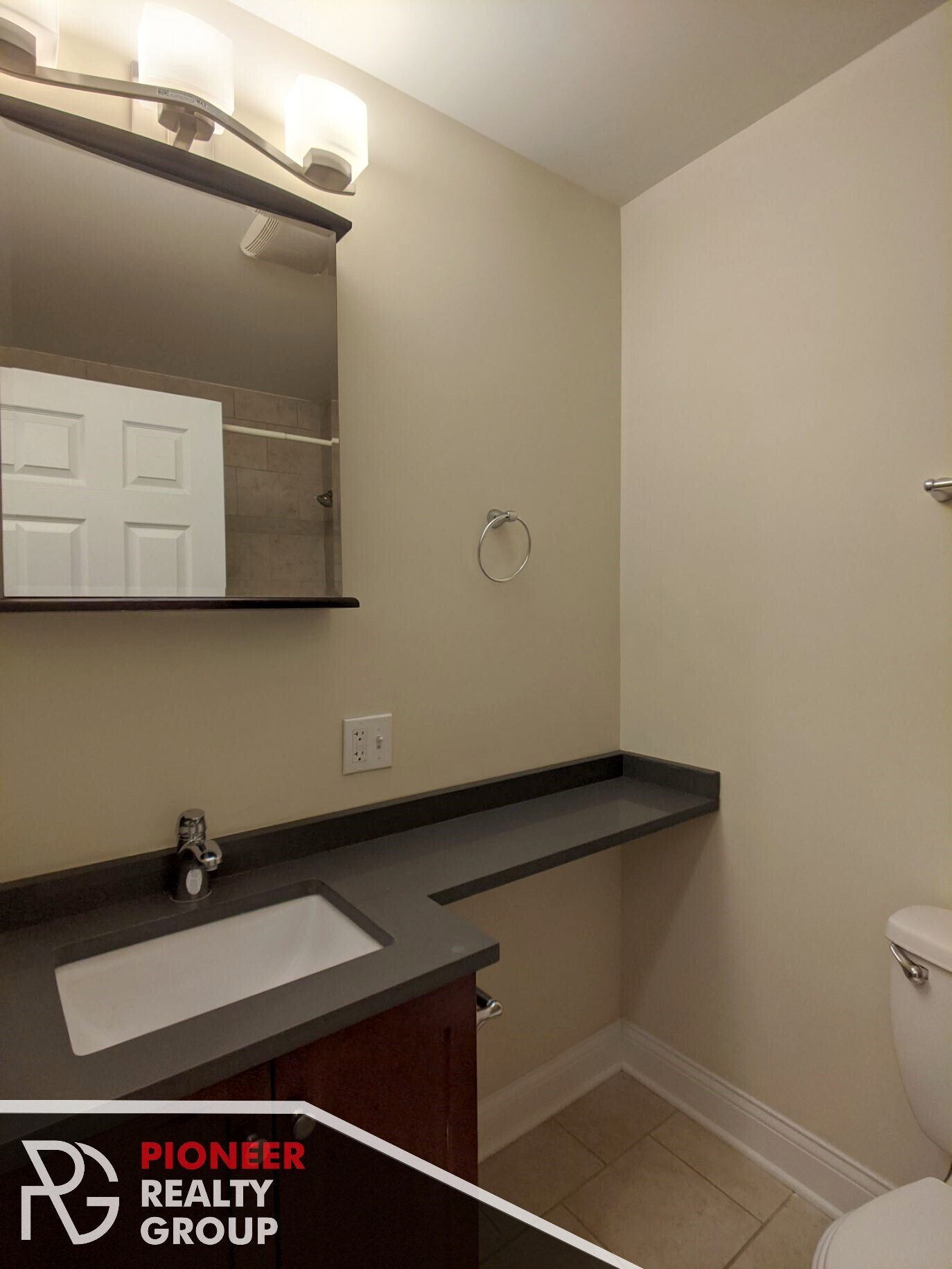 Building Photo - 557 W Arlington Pl