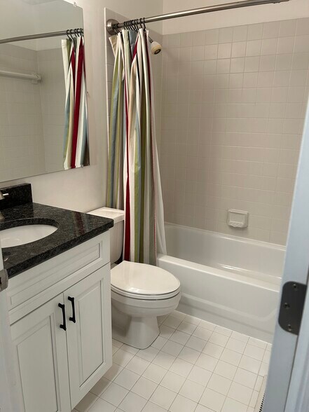 Hall bath - 5851 Prince George Ct