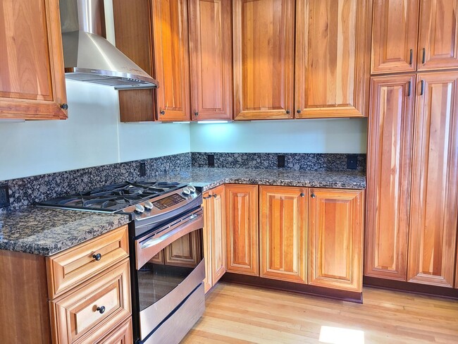 Building Photo - Raymond