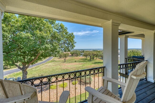 Building Photo - 3305 Close Call