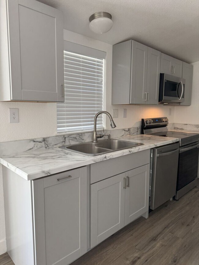 Building Photo - Large Echo home for rent