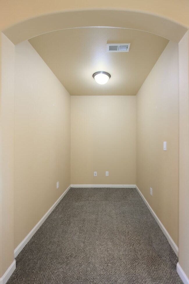Building Photo - Wonderful 4 bedroom in SE Bend!