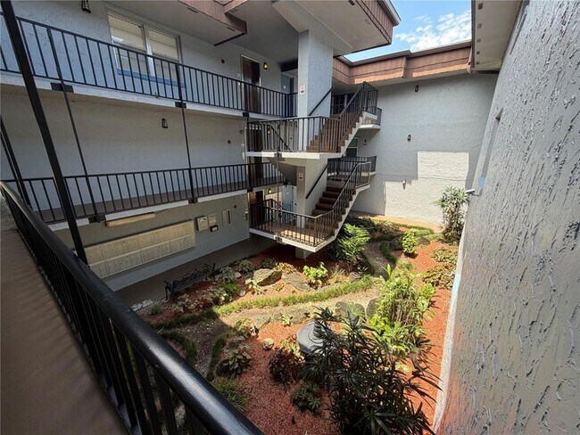 Building Photo - 333 N Lake Howard Dr