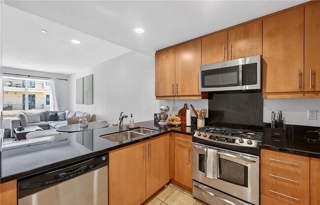 Building Photo - **150 The Promenade N #415 Long Beach** Upstairs Spacious 2 bedroom 2 bath !!2 weeks free OAC!!