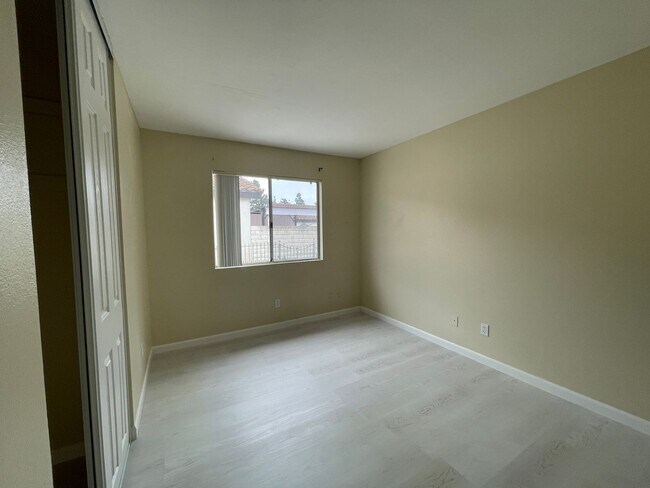 Building Photo - Light and Bright 3 Bedroom 2 Bath Oceanside Home!