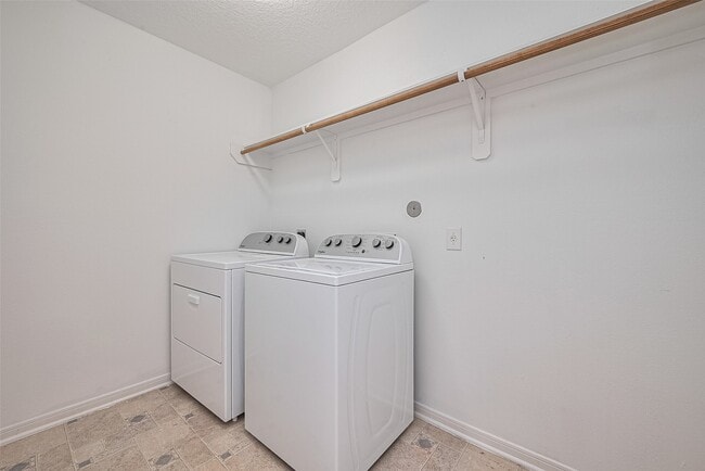 Building Photo - 12230 Hawthorne Hill Cir