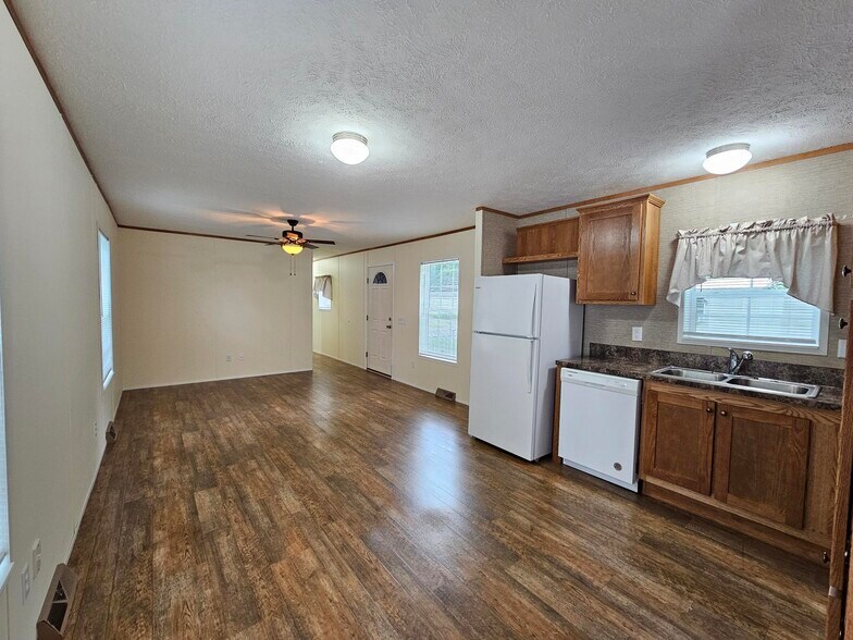 Building Photo - 211 Flower Dr