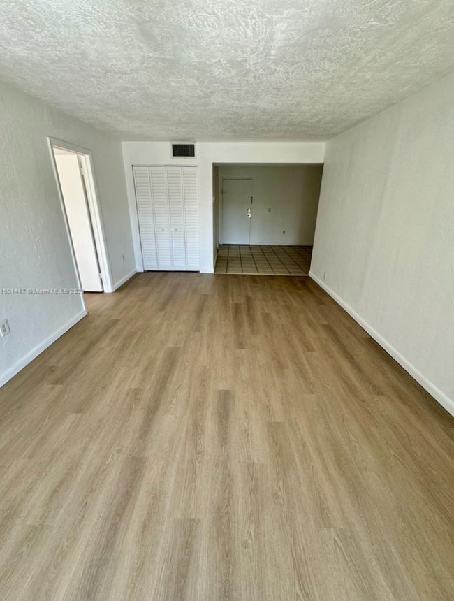 Building Photo - Apartment Ready for move in
