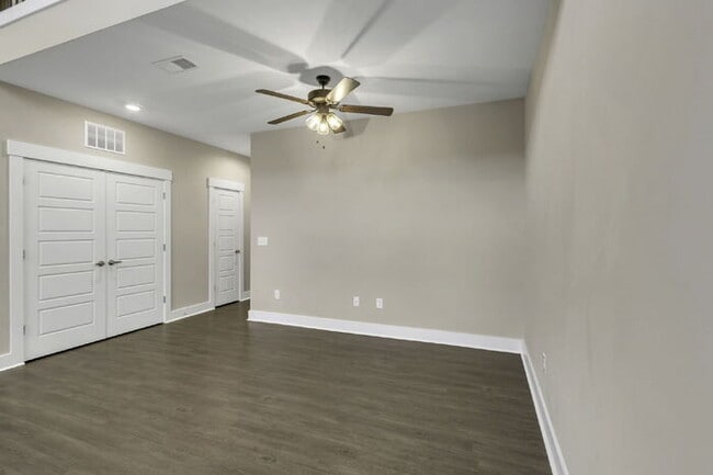 Building Photo - Modern 2-Bed, 2.5-Bath Townhouse Gem with Small Loft in Travelers Rest