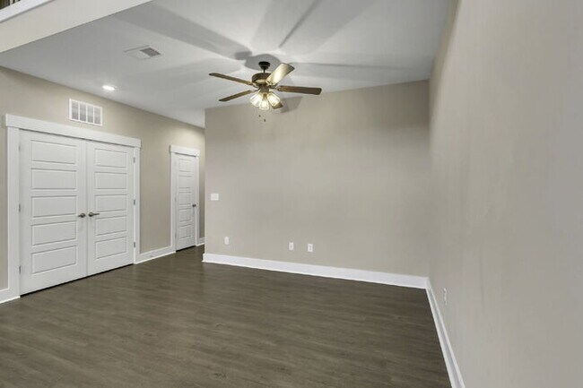 Building Photo - Modern 2-Bed, 2.5-Bath Townhouse with Small Loft in Travelers Rest