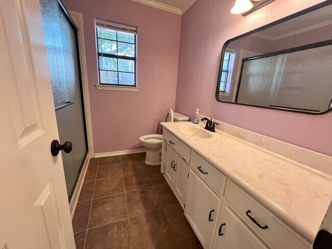 Building Photo - Gorgeous Craftsman home in well establishe...