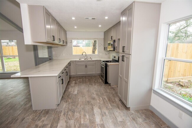 Building Photo - 2302 Cades Cove Dr