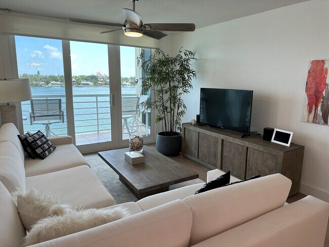 Building Photo - Gorgeous Updated Waterfront 2/2 Unfurnishe...