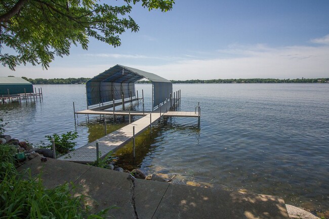 Building Photo - Stunning Lakefront Estate in Wayzata!