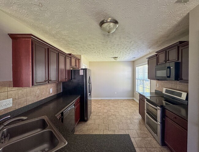 Building Photo - Lovely 4 Bed 2 Bath Home in West Gate