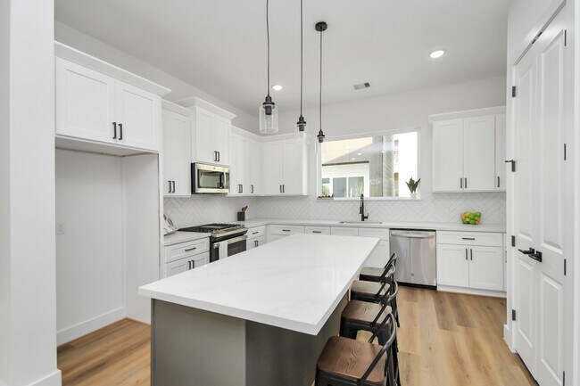 Building Photo - 4802 Elysian St