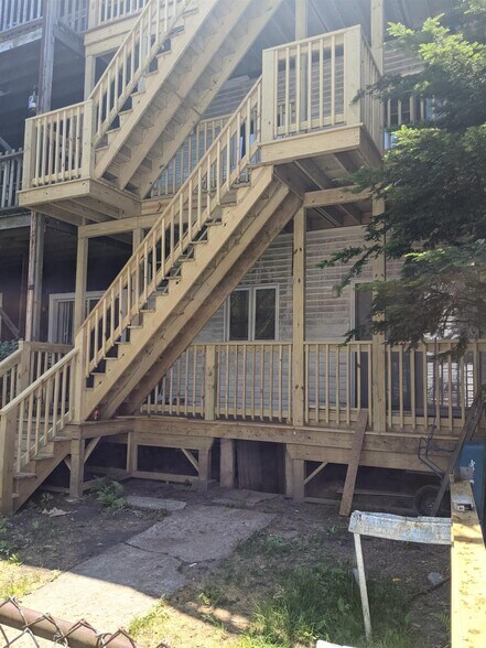 Building Photo - 6 Evergreen Sq