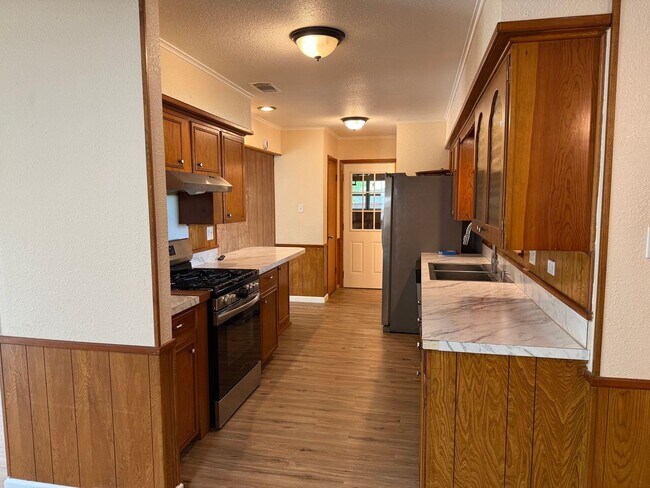 Building Photo - TEXAS SIZED WHITESBORO HOME FOR LEASE! 4 BEDROOMS-LOTS OF SPACE! HURRY!