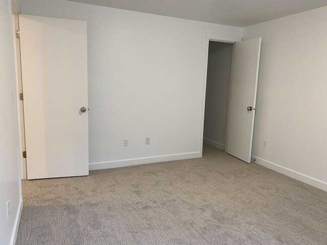 Building Photo - Single Family Home on Riverside.