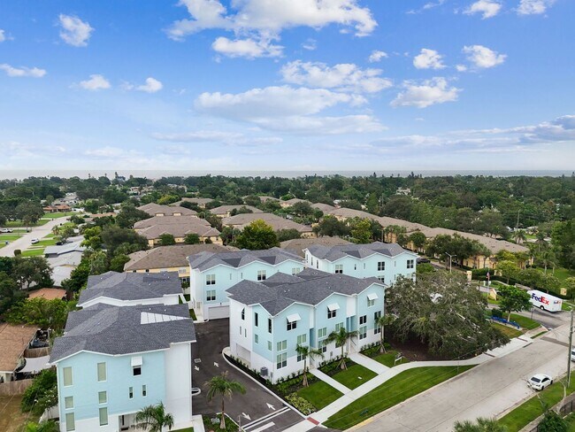 Building Photo - A charming coastal townhouse, just minutes from downtown St. Pete!