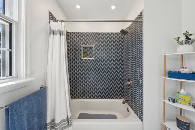 Building Photo - Spacious & Renovated Rental Home on Oversi...