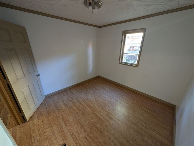 Building Photo - Available Now in Navy Yard City! New Floors & Paint! Tons of Space & Storage.
