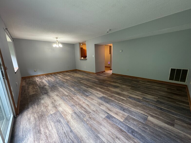 Mini breakfast bar and bay window in dining room. Sliding door to patio - 705 Lake Ave